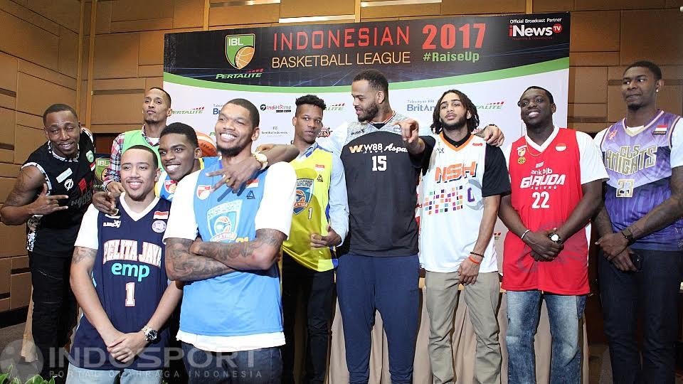 Sejumlah pemain asing IBL 2017 saat jumpa pers. Banyak yang mengeluhkan kualitas pemain asing di IBL kali ini. - INDOSPORT